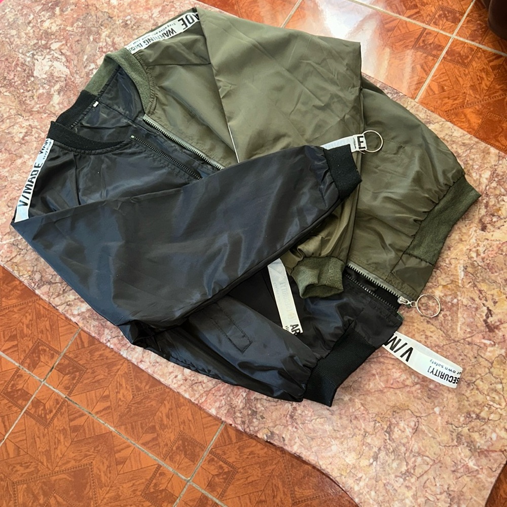 Women’s lightweight graphic windbreaker